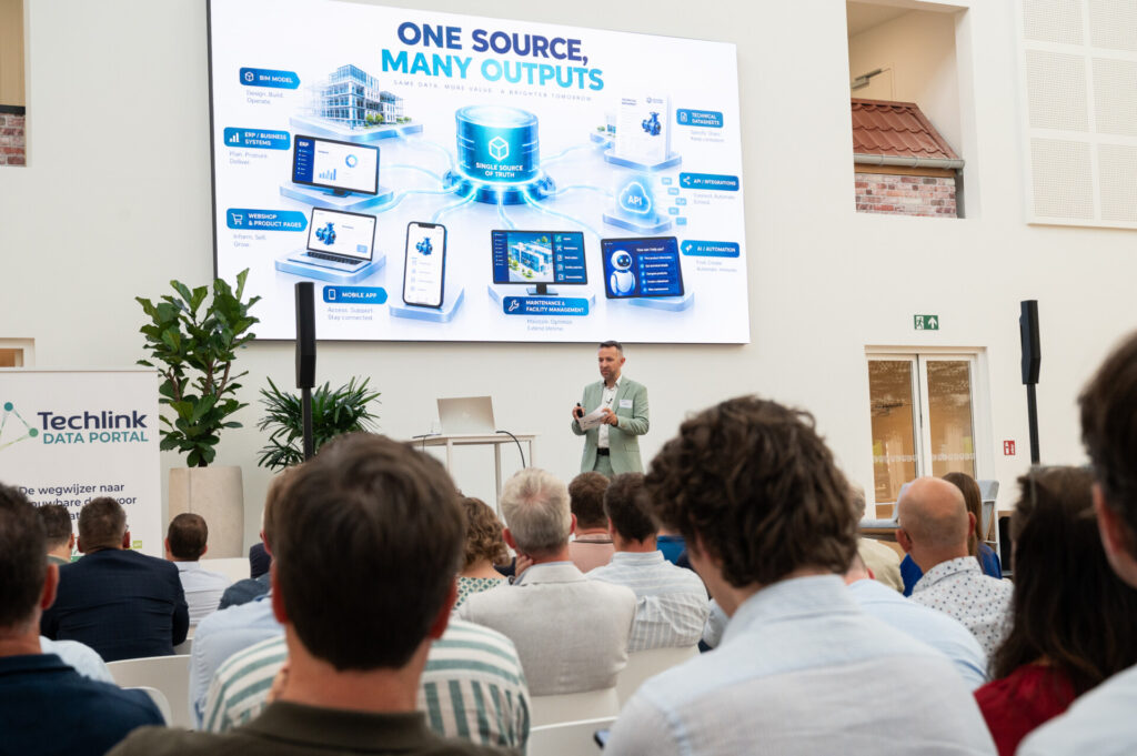 Spreker presenteert dataplatform aan publiek