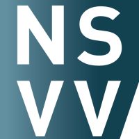 Witte letters NS en VVV op blauwgroene achtergrond